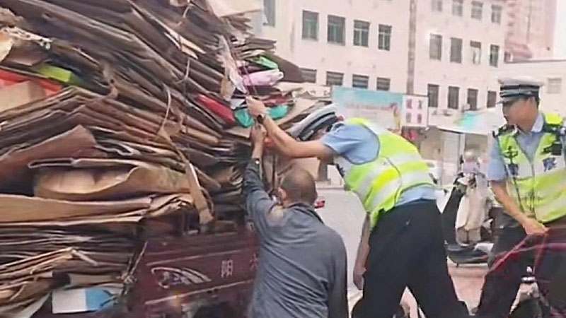 独臂大叔偶遇暖心交警